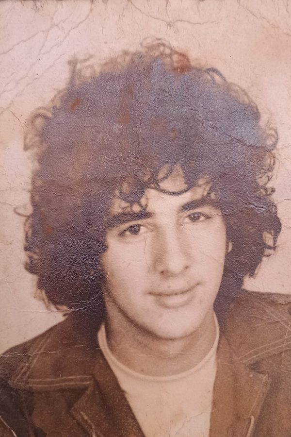 Retrato antigo de um jovem de cabelo cacheado