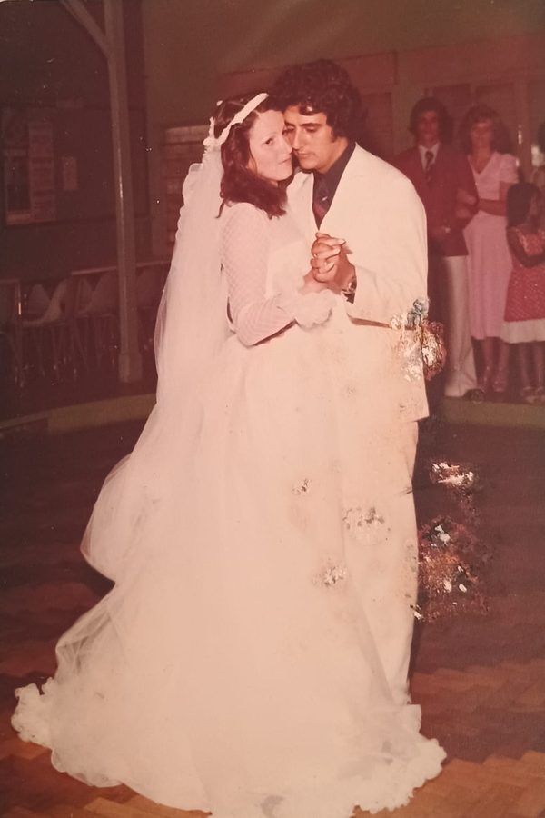 Fotografia antiga de noivos dançando