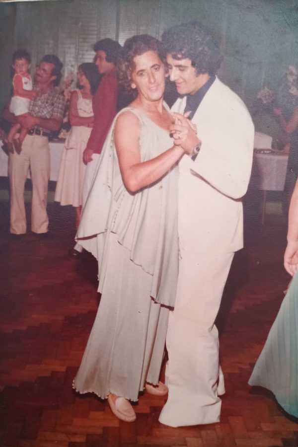 Fotografia antiga de um casal dançando num salão