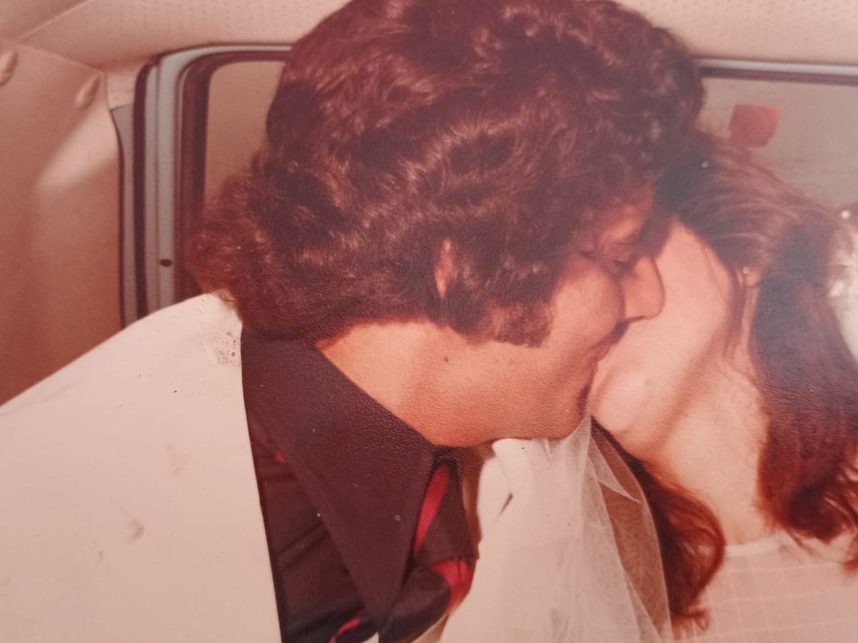 Fotografia antiga de um beijo entre noivos