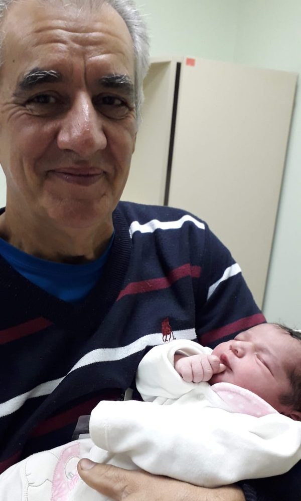 Sinval com um bebê recém-nascido no colo