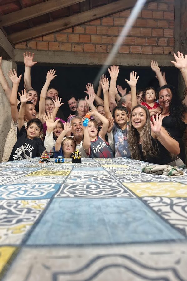 Família reunida com os braços para o alto