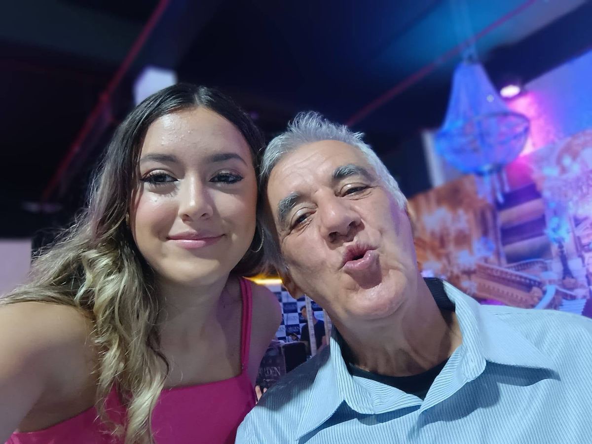 Selfie de um senhor com uma jovem sorridente