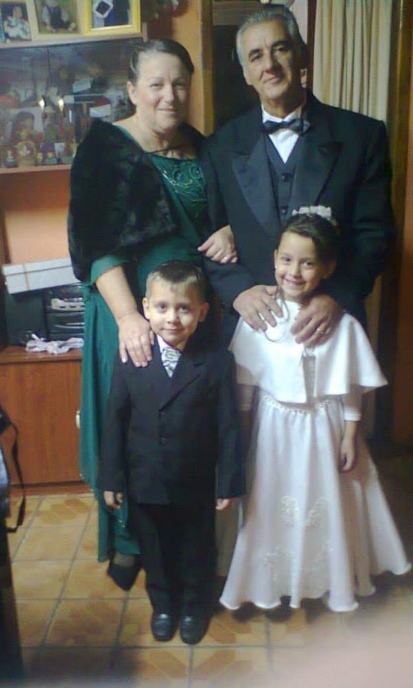 Sinval e a esposa, bem vestidos, com um menino e uma menina à frente