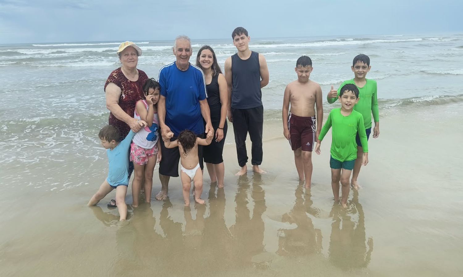 Família reunida na beira da praia
