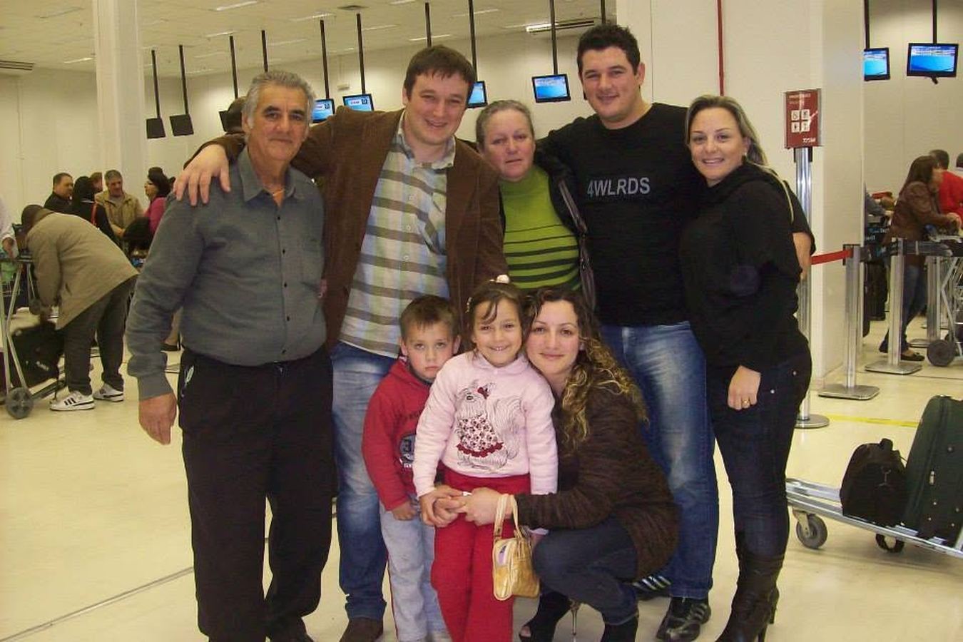 Família reunida num aeroporto