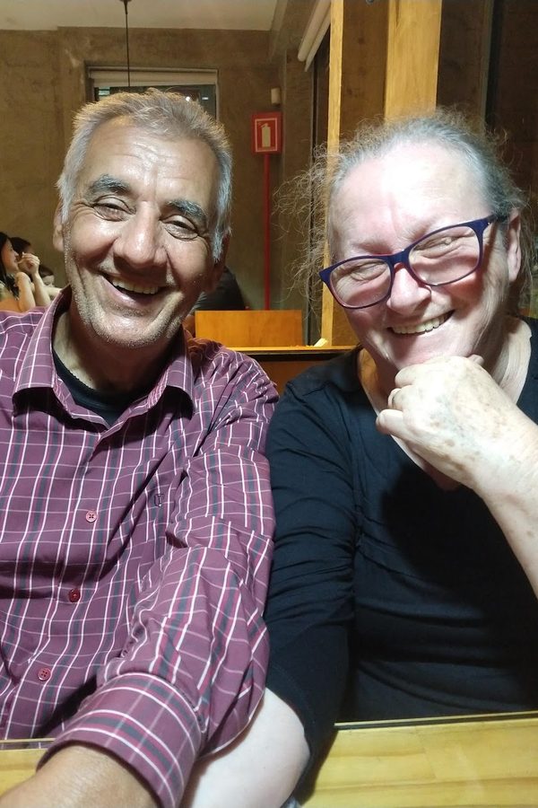 Casal sorrindo em um restaurante