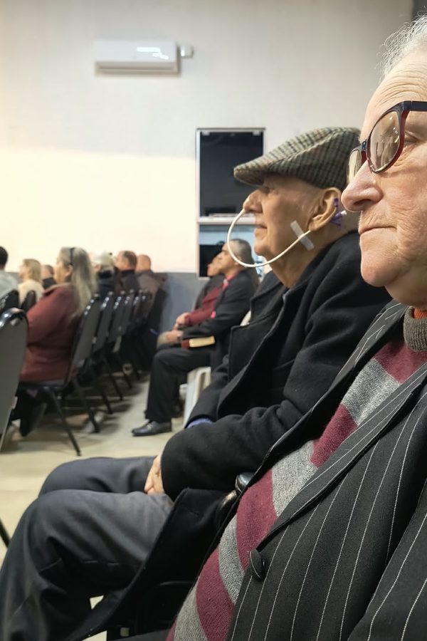 Dois senhores sentados em um culto