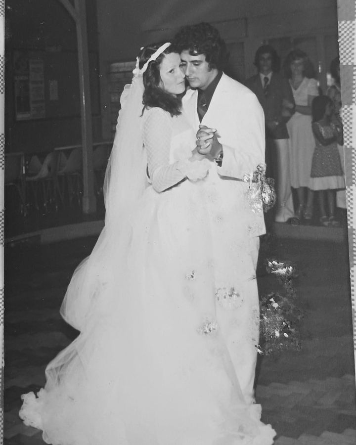 Fotografia antiga de um casal de noivos dançando